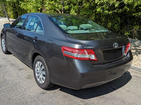 Used 2011 Toyota Camry LE image 5