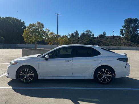 Used 2019 Toyota Camry SE image 4