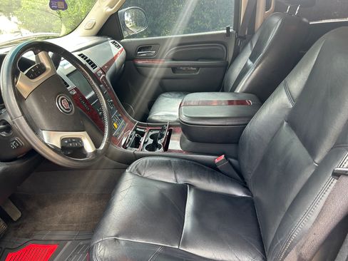 Used 2011 Cadillac Escalade ESV Premium AWD/4WD image 16