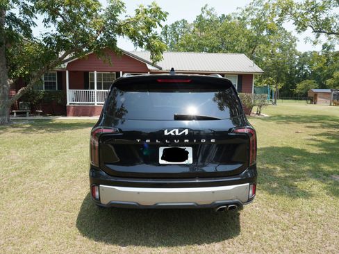 Used 2023 Kia Telluride EX w/ EX Captain's Chair Package FWD image 2