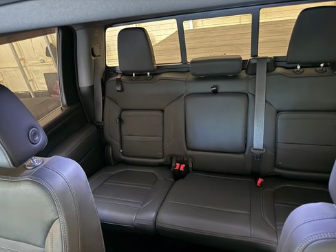 Used 2021 GMC Sierra 2500 Denali w/ Denali Black Diamond Edition AWD/4WD image 10