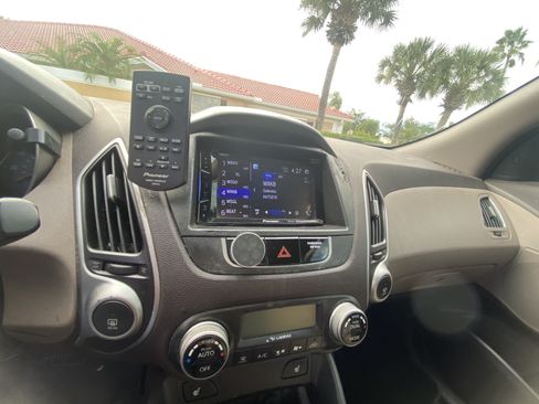 Used 2011 Hyundai Tucson Limited image 13