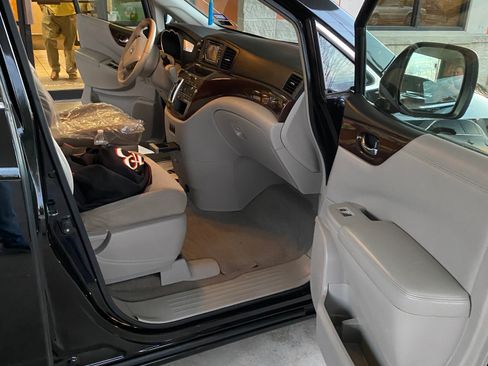 Used 2017 Nissan Quest SV image 9