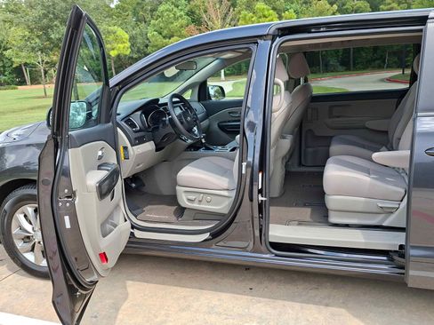 Used 2019 Kia Sedona LX image 8