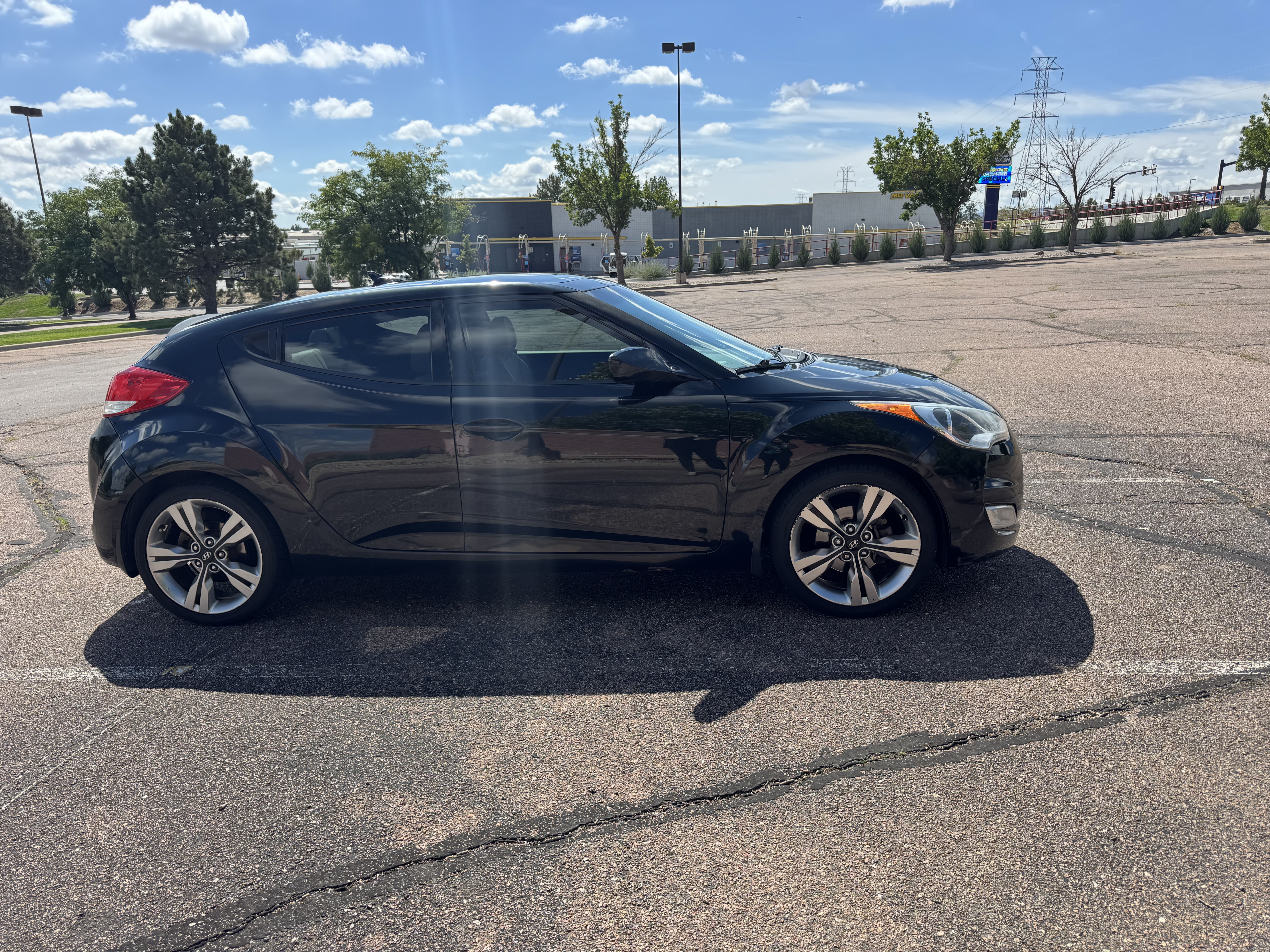 Used 2013 Hyundai Veloster w/ Style Pkg FWD image 2