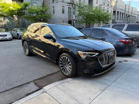 Used 2019 Audi e-tron Prestige w/ Prestige Package image 1