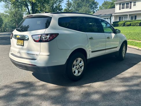 Used 2016 Chevrolet Traverse LS FWD image 2