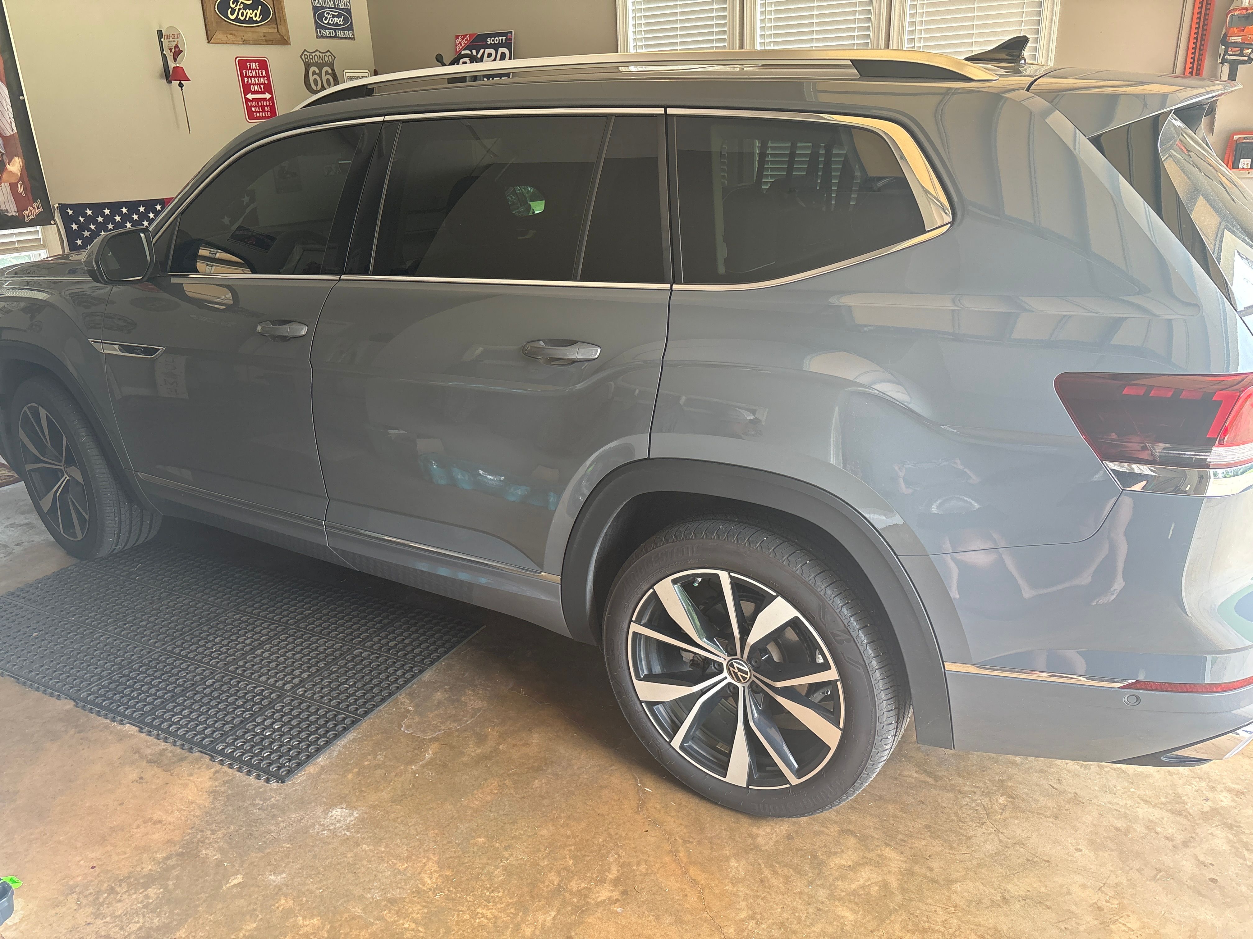 Used 2025 Volkswagen Atlas SEL Premium R-Line AWD/4WD image 4