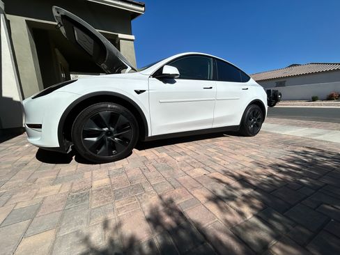 Used 2024 Tesla Model Y Long Range image 8