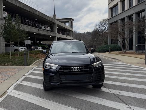 Used 2020 Audi Q5 2.0T Premium w/ Titanium Sport Package image 2