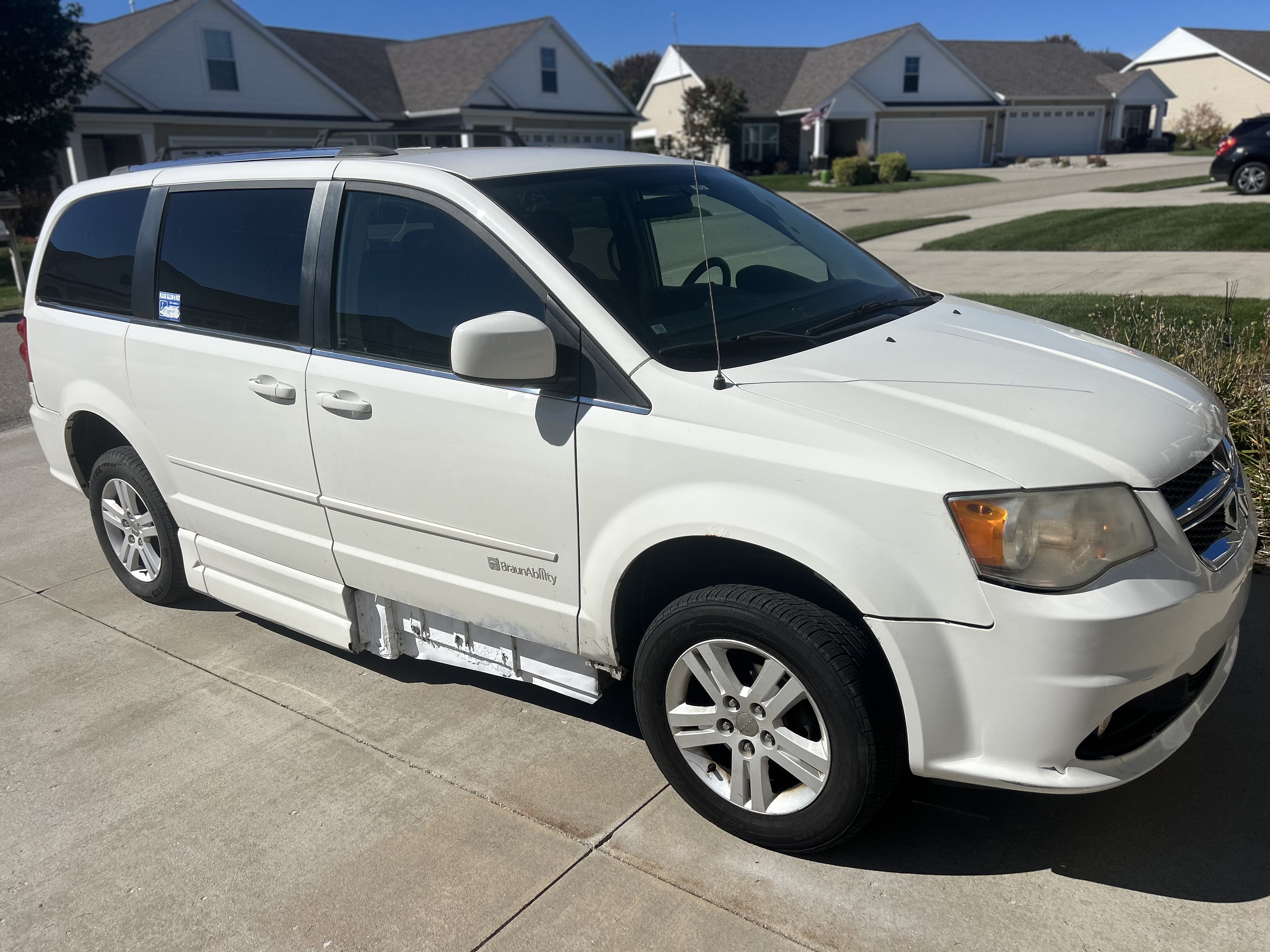 Used 2011 Dodge Grand Caravan Crew FWD image 4