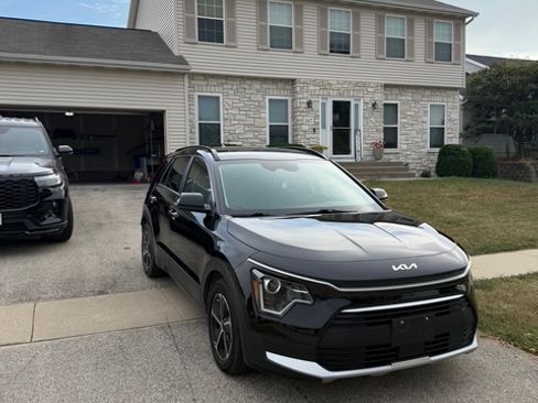 Used 2023 Kia Niro EX w/ EX Cold Weather Package image 5