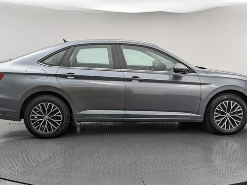 Used 2019 Volkswagen Jetta SE w/ Cold Weather Package image 18