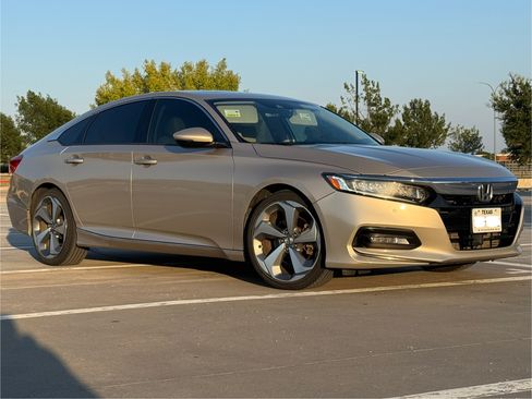Used 2018 Honda Accord Touring image 9