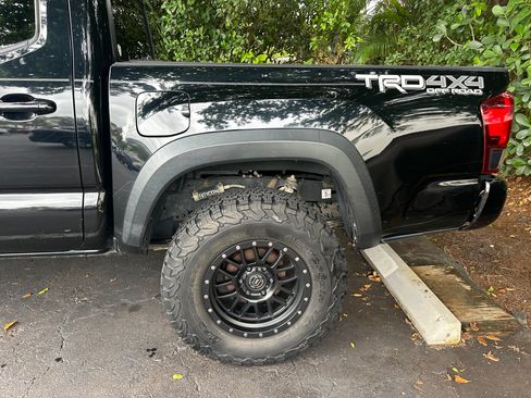 Used 2018 Toyota Tacoma TRD Off-Road AWD/4WD image 14