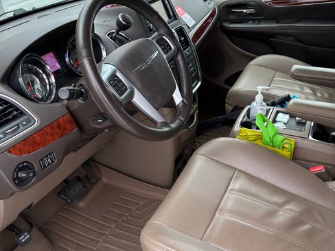 Used 2012 Chrysler Town & Country Touring-L w/ Driver Convenience Group image 4