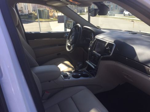 Used 2018 Jeep Grand Cherokee Limited w/ Luxury Group II image 4