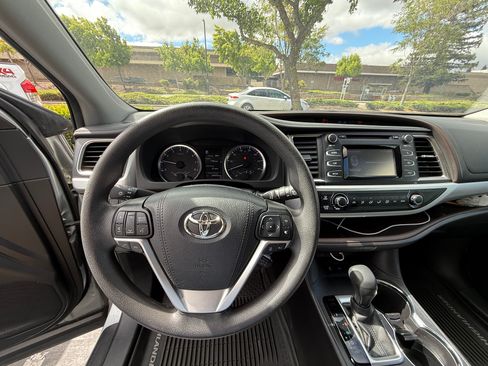 Used 2019 Toyota Highlander LE FWD image 12