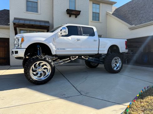Used 2019 Ford F250 Platinum w/ Platinum Ultimate Package AWD/4WD image 2