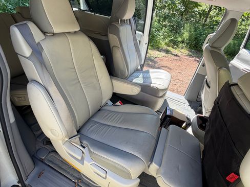 Used 2011 Toyota Sienna Limited w/ Premium Pkg FWD image 12