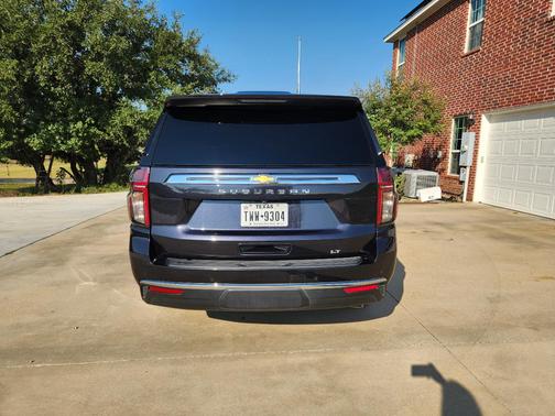 Used 2023 Chevrolet Suburban LT w/ Luxury Package RWD image 22