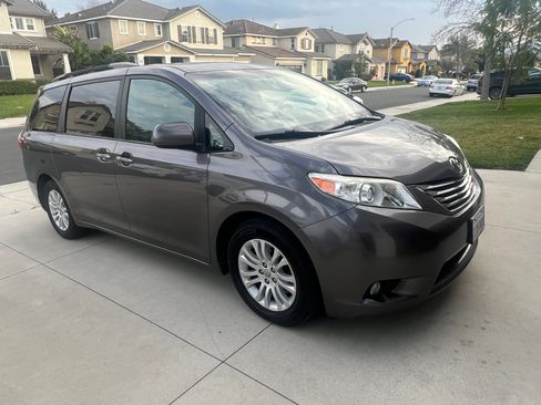 Used 2015 Toyota Sienna XLE image 1