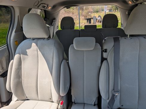 Used 2011 Toyota Sienna LE w/ Towing Pkg image 24