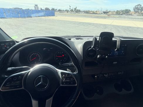 Used 2022 Mercedes-Benz Sprinter 2500 image 16