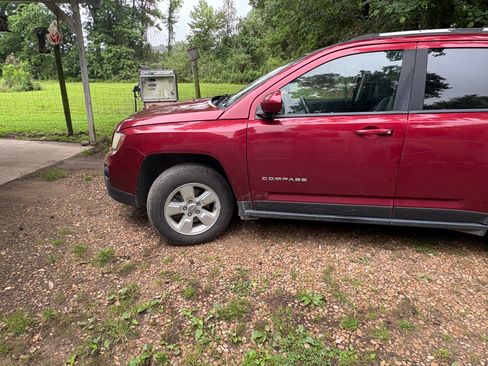 Used 2016 Jeep Compass Latitude FWD image 13