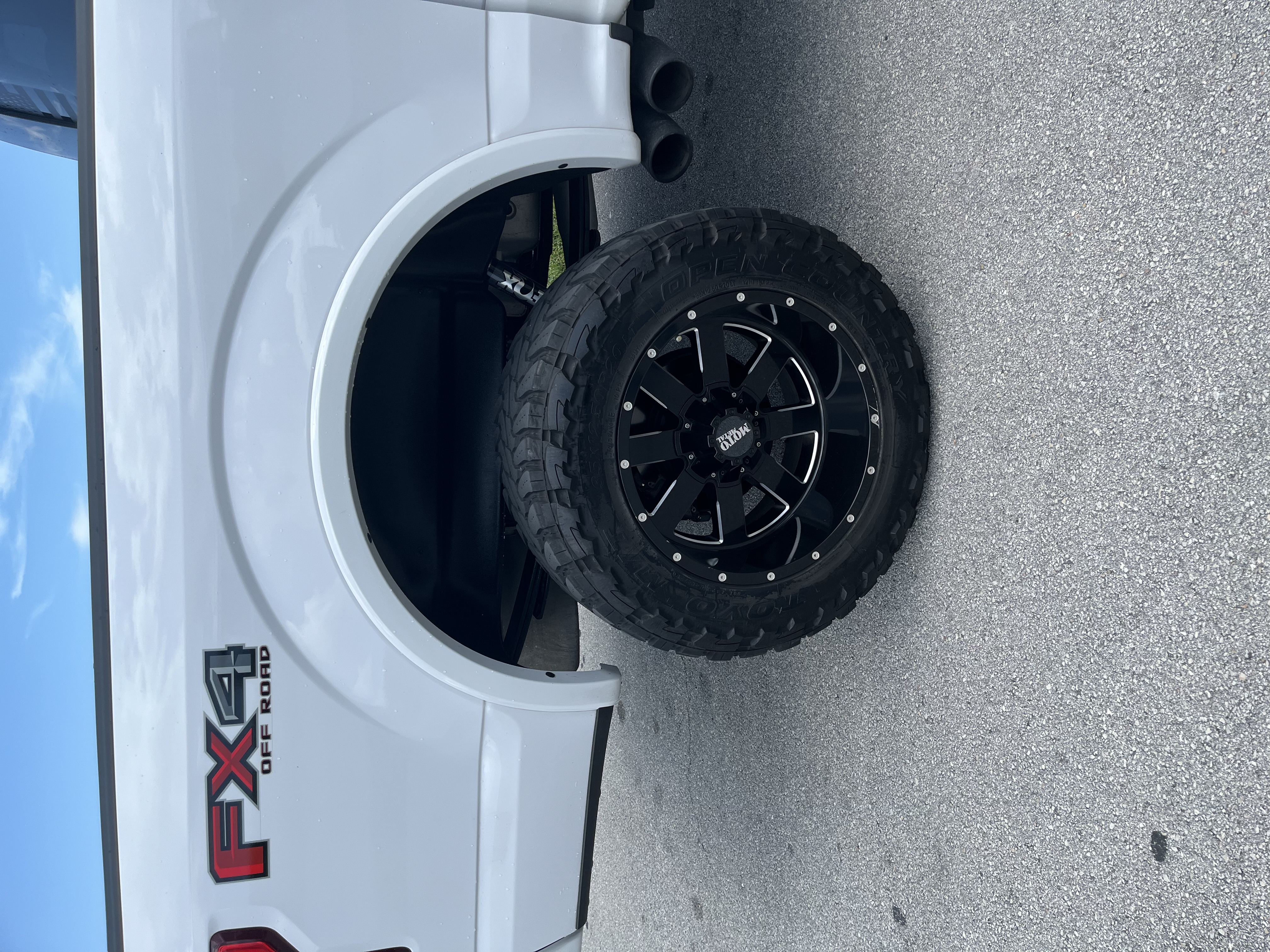 Used 2019 Ford F150 Lariat w/ Equipment Group 502A Luxury AWD/4WD image 11
