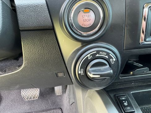 Used 2023 Nissan Titan SV w/ SV Convenience Package image 20