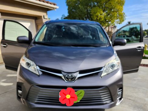 Used 2020 Toyota Sienna XLE Premium image 5