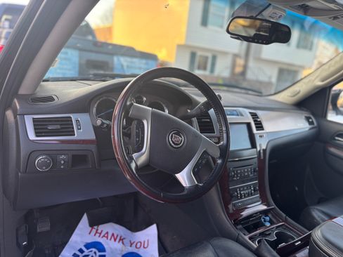 Used 2011 Cadillac Escalade ESV Luxury image 4