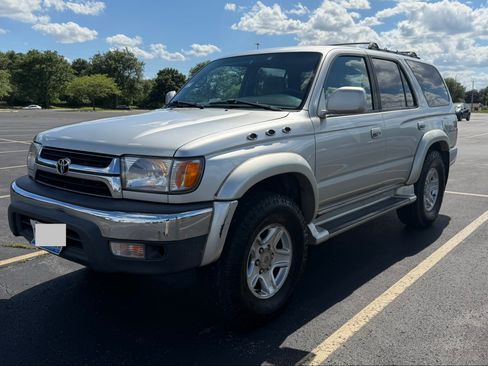 Used 2001 Toyota 4Runner SR5 AWD/4WD image 2