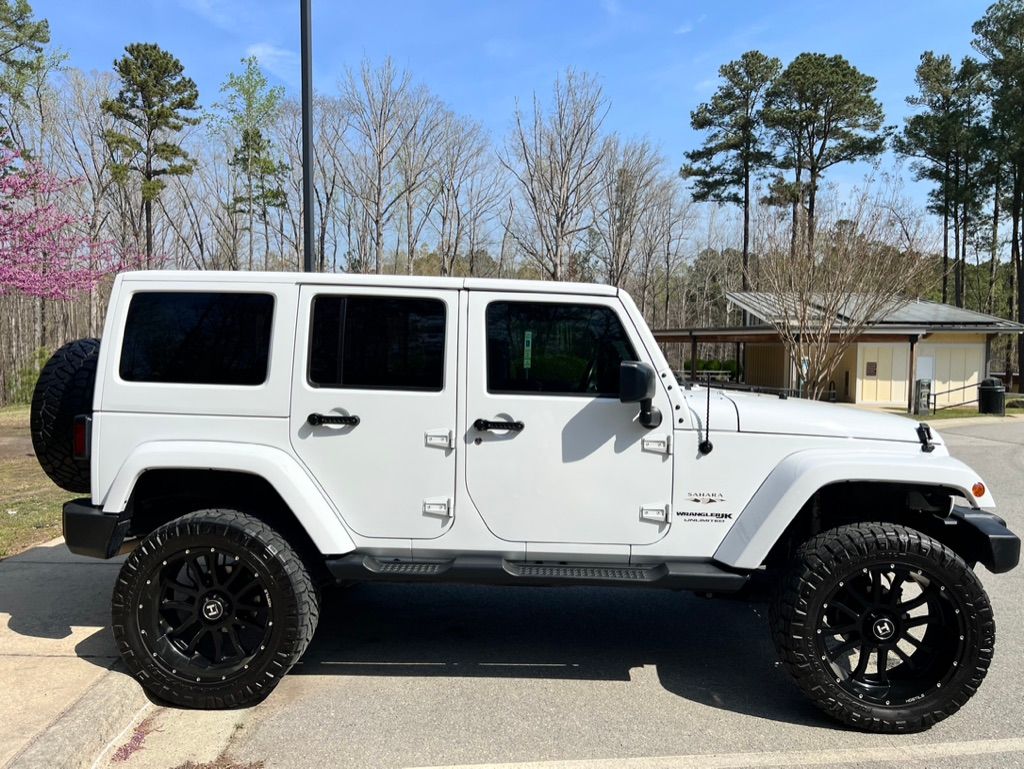Used 2018 Jeep Wrangler Unlimited Sahara w/ Connectivity Group AWD/4WD image 15