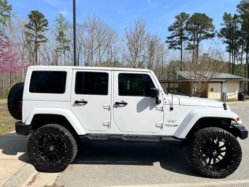 Used 2018 Jeep Wrangler Unlimited Sahara w/ Connectivity Group AWD/4WD image 15