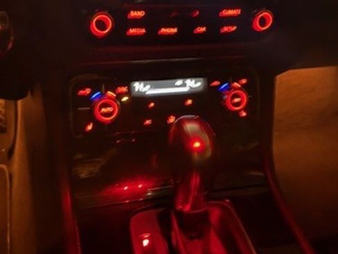 Used 2013 Volkswagen Touareg Sport image 13