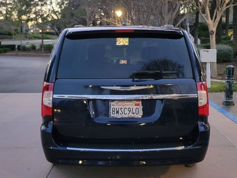 Used 2015 Chrysler Town & Country Touring image 8