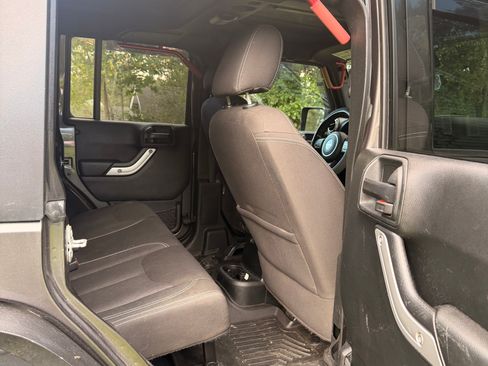 Used 2017 Jeep Wrangler Unlimited Sahara AWD/4WD image 6