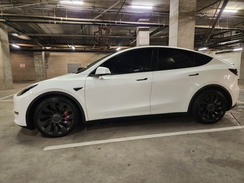 Used 2022 Tesla Model Y Performance AWD/4WD image 9