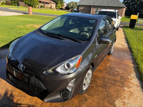 Used 2016 Toyota Prius C One FWD image 11