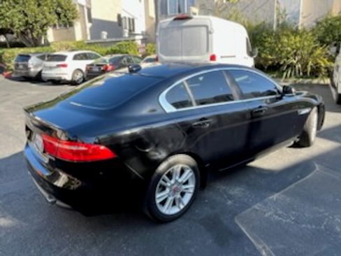 Used 2019 Jaguar XE Premium image 8