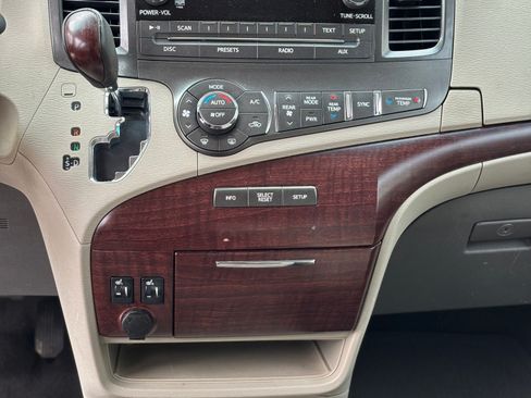 Used 2011 Toyota Sienna XLE image 9
