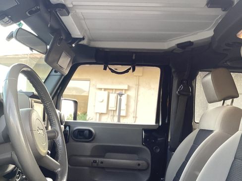 Used 2010 Jeep Wrangler Rubicon w/ PWR Convenience Group AWD/4WD image 6