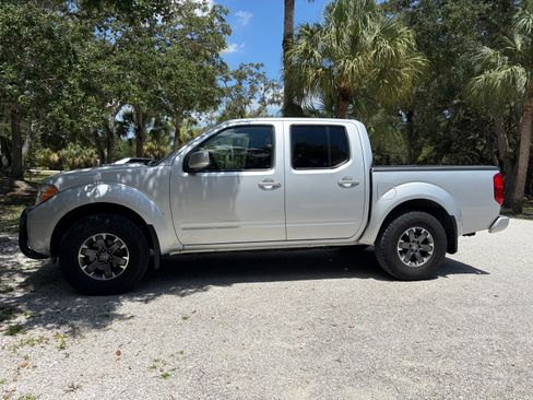 Used 2017 Nissan Frontier PRO-4X AWD/4WD image 4