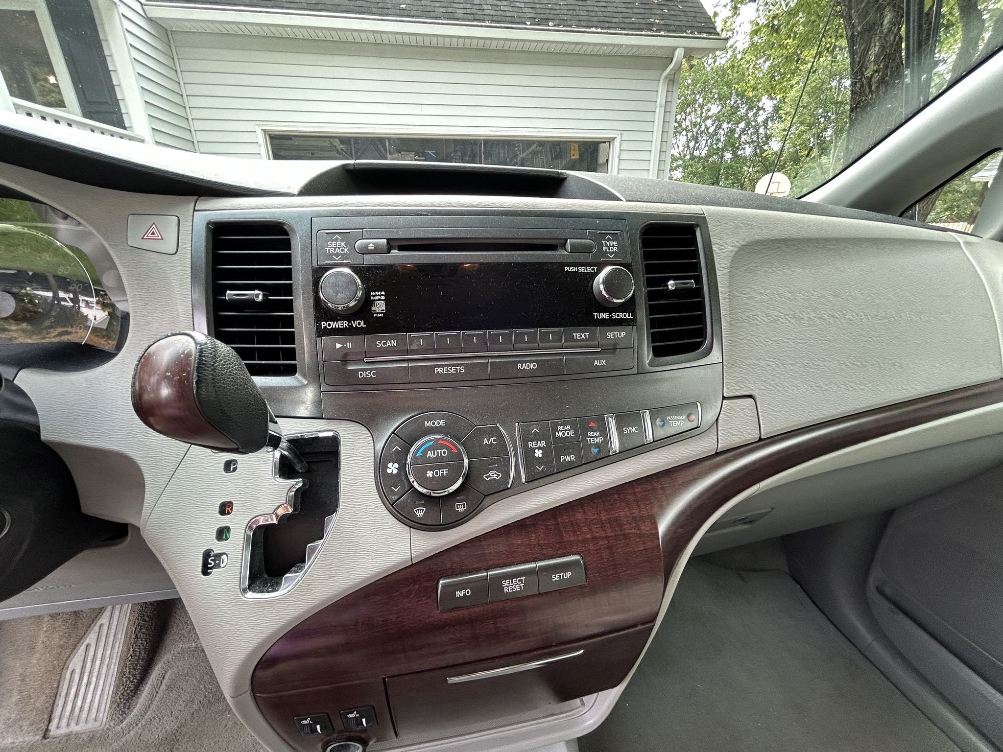 Used 2011 Toyota Sienna XLE FWD image 13