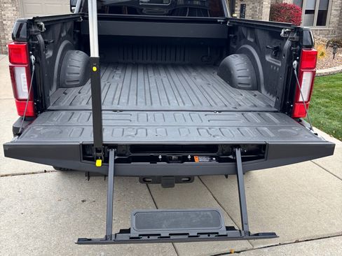 Used 2022 Ford F250 Lariat w/ Black Appearance Package image 8