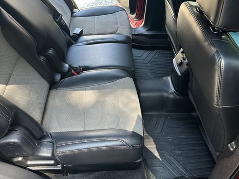 Used 2017 Ford Explorer XLT w/ Equipment Group 202A AWD/4WD image 14