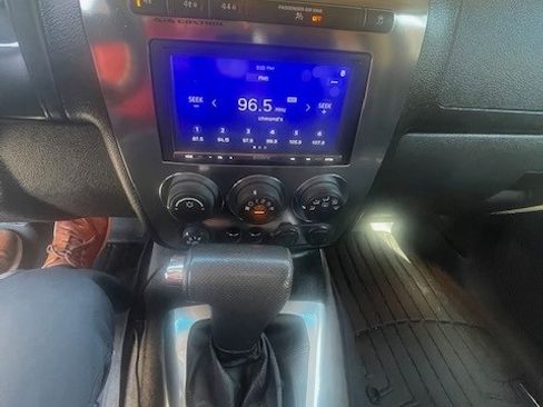 Used 2010 HUMMER H3 image 13