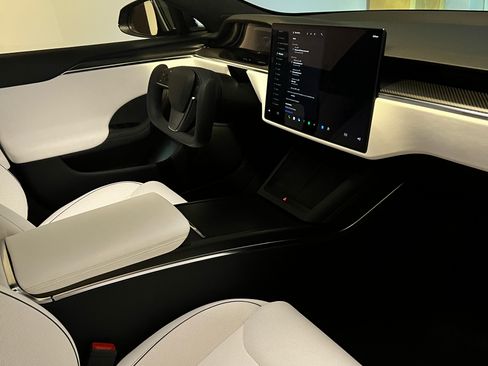 Used 2022 Tesla Model S Plaid image 5